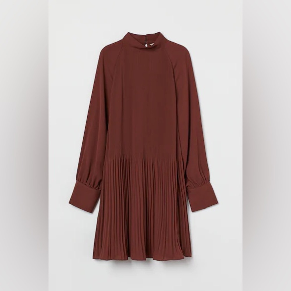 Knee-length, A-line dress in pleated chiffon. Size L H&M